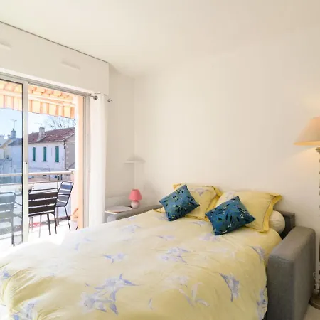 De La By Interhome *